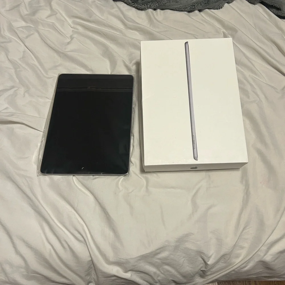 Apple iPad in Sleek Silver 32g 6G